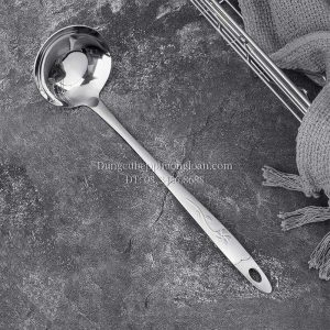 Muôi múc lẩu, vá inox ăn lẩu cán inox hoa văn bông hoa đặc 9cm