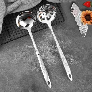 Muôi múc lẩu, vá inox ăn lẩu cán inox hoa văn bông hoa đặc 9cm