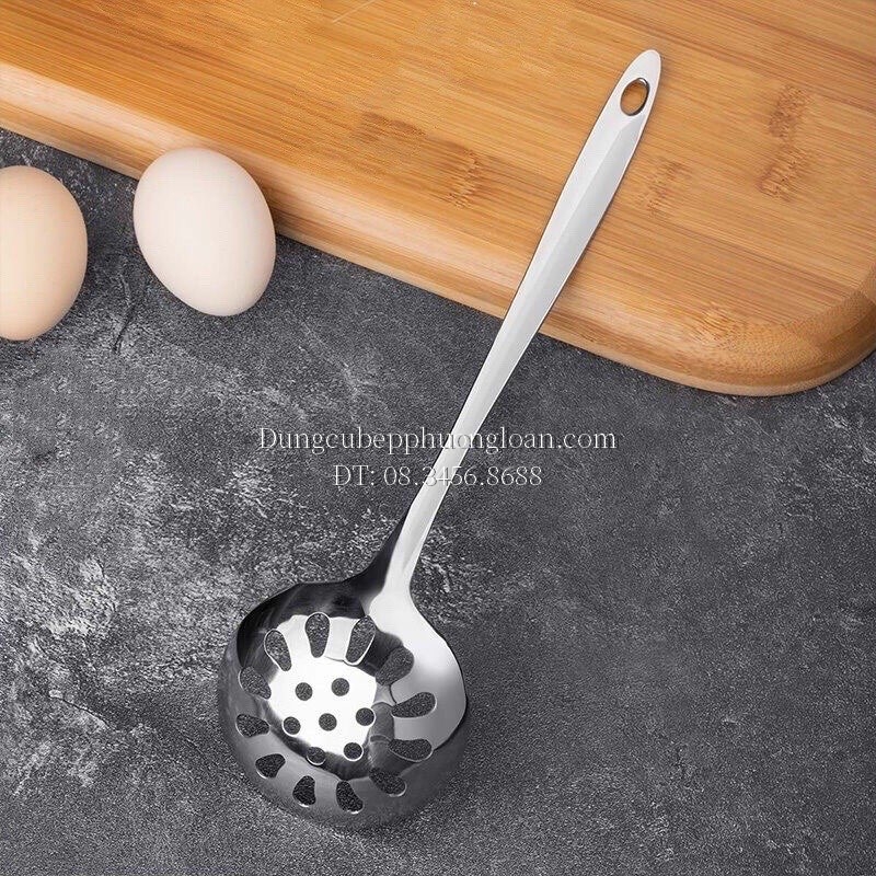 Muôi múc lẩu, vá inox ăn lẩu cán inox hoa văn bông hoa thủng 7cm