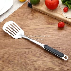 Xẻng xào cán nhựa đen thủng