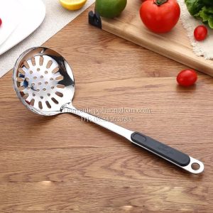 Muôi múc lẩu, vá inox ăn lẩu cán nhựa đen thủng 10cm