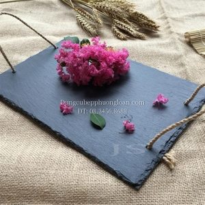 Đĩa đá đen chữ nhật có tay cầm bằng dây thừng 30x20cm