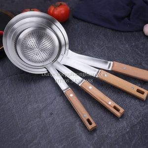 Chao Inox cán gỗ dẹt đột lỗ 22cm