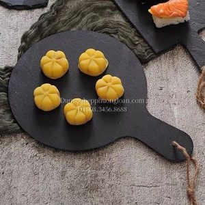 Đĩa đá đen hình tròn có tay cầm 28x20cm